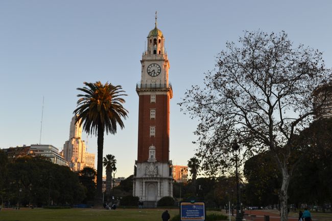 アルゼンチン空軍広場。<br />中心の塔は、アルゼンチン独立100年を記念し、イギリス政府から寄贈されたもの。