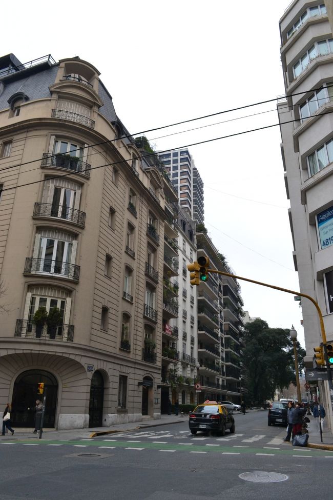 7月23日<br /><br />宿の近くの地下鉄からレティーロ駅へ。宿の近くの駅はBelgranoという駅で、ガイドブックと違っていた。場所はあっていたのだが…。レティーロからは歩いてレコレータ地区へ。ここはすごく高級住宅街。高級マンション、高級ブティック、高級ホテルが建ち並ぶ。やっぱり歩いていてちょっと安心する。