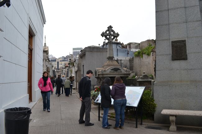 エビータの墓がどこにあるか確認している人たちでしょうか！？