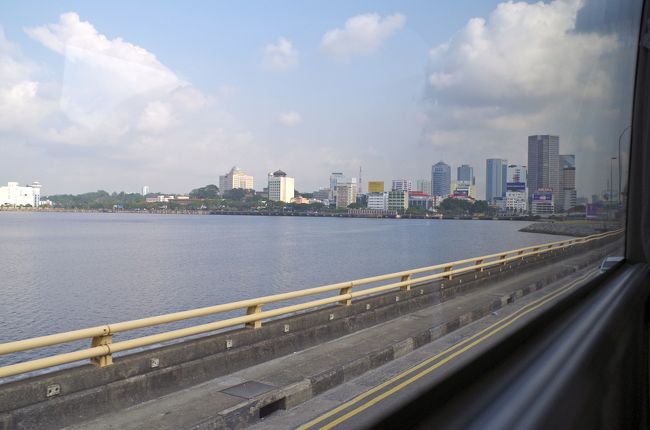 バスで国境に掛かる橋をわたる。