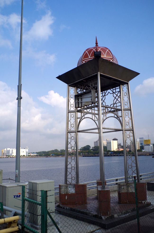 ここが国境地点。走るバスから、運良く巧く撮れた。