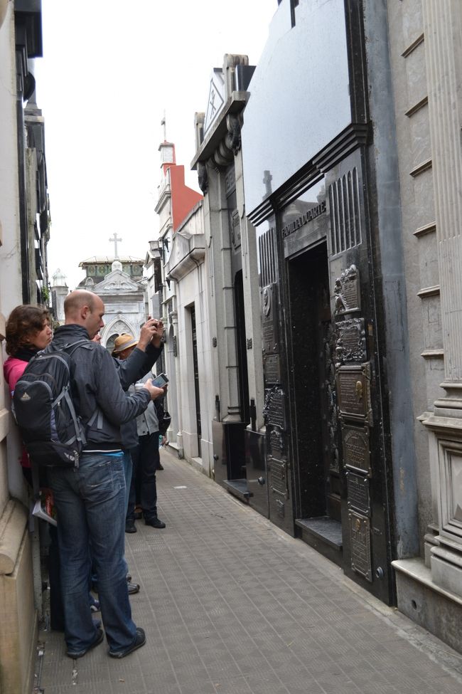 やはり、エビータの墓の前だけ人だかり。<br />みんな写真を撮っていました。