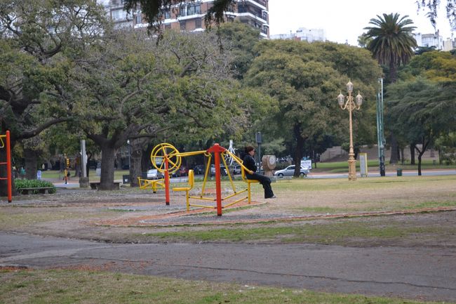 エビータ墓を後にし、エビータ像へ行く途中、通った広場。シーソーなどの普通の公園にある遊び道具かと思っていたら、それで筋トレしているひとが！そのための道具だったの！？