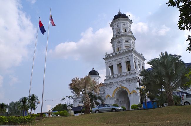 右側の旗がマレーシアの国旗、左の紺色の旗はジョホール州旗。