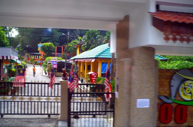 モスクそばにあった動物園。旗が沢山ある、なぜなら王様が有している動物園だから。