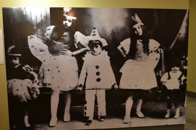 エビータは確か、5人兄弟の私生児の末っ子として生まれたから…一番右かしら…？？