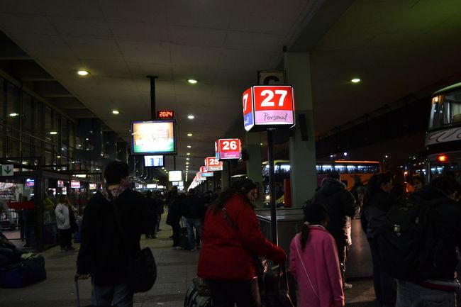 19時半頃、宿に戻り、荷物をとってバスターミナルへ移動。ターミナルには電光掲示板があり、時間、バス会社、行き先の順番で表示されるのでそれを見て、何番のプラットフォームか自分で確認する。