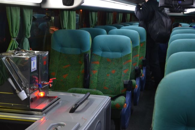 バスの中はこんな。<br />セミカマです。<br />アルゼンチンのバスは2階建てがほとんど。私の席は２階でした。<br /><br />アルゼンチンのバスは快適と聞いていたけど…。<br />確かに快適。きれいだし、シートも立派でしっかりしているし、私が今まで旅で乗った夜行バスの中でもかなり上位に食い込む質の良さ。<br /><br />けれど。。。ある点を除いては。。。