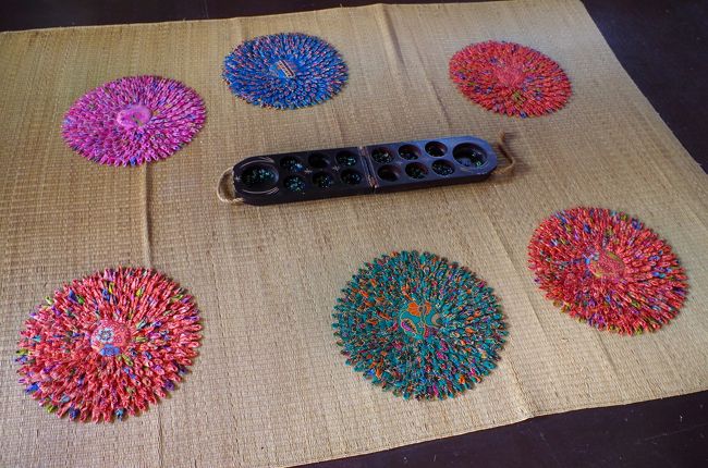 日本人観光客専用の文化村で下車。展示をみて、数種類の体験コーナーを過ぎたら、お決まりのお土産屋。<br />園内のほぼ総ての案内は日本語で書いてある（ただし値段表示だけはリンギット表示、シンガポールドルで支払い可能）