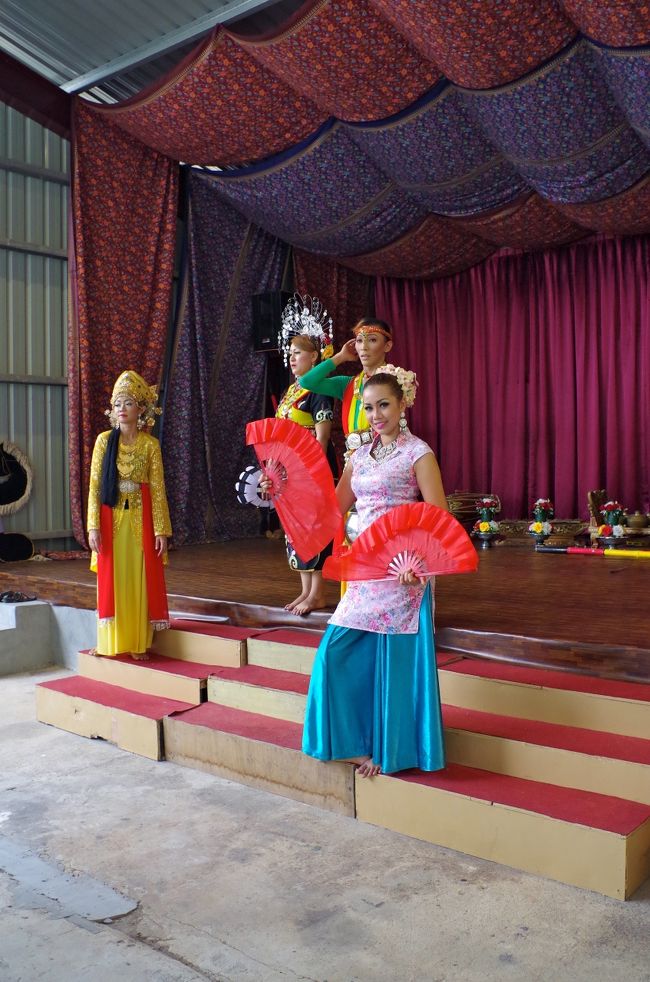 このあと、国境近くの新しいホテルでバイキングを食す。バイキング会場は各旅行会社のツアーに参加している日本人とガイドさん専用のようだったが、味は美味しかった。<br /><br />