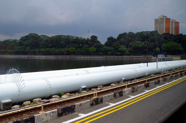 シンガポールに戻る。水道パイプラインとマレー鉄道の線路。
