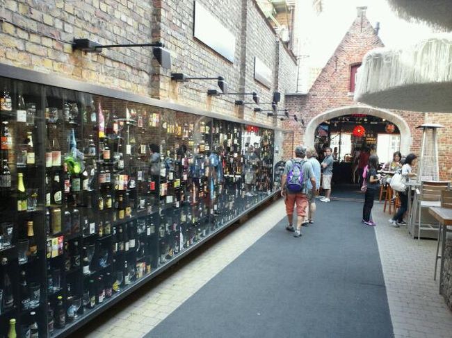 ビール瓶が展示されてます。