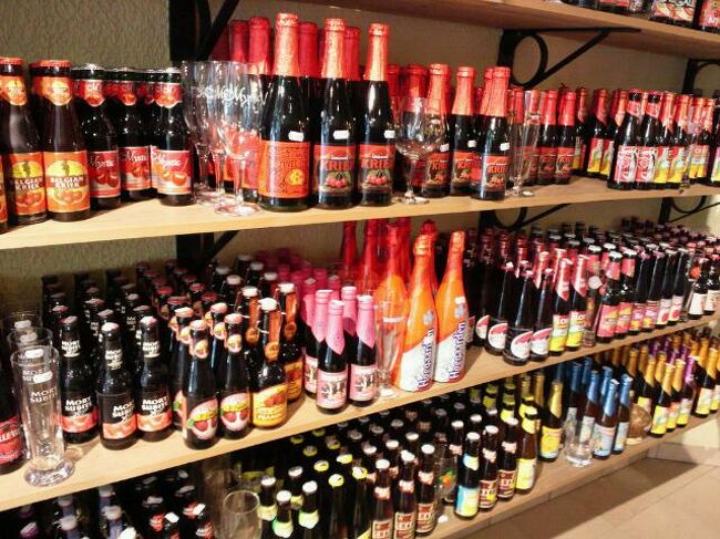 酒屋さんでビールがたくさんあります。