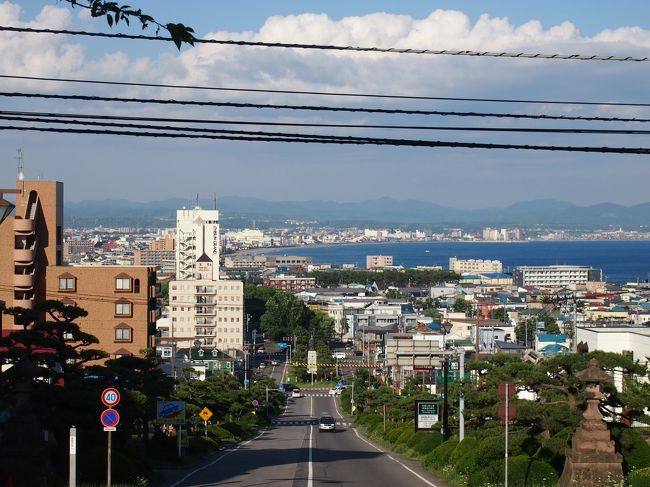 我が地元では朝方、豪雨で新幹線が止まってしまうほどの悪天候でしたが、函館はとってもいい天気♪<br /><br />ホテル函館山前の護国神社坂からは、美しい景色が広がっております！