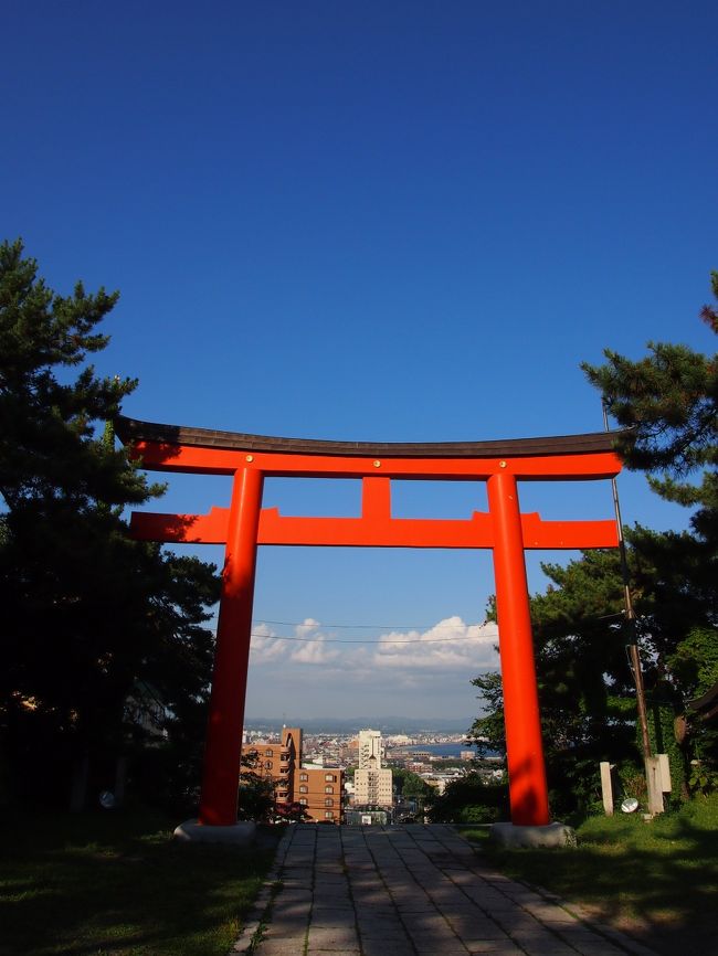 大鳥居から、函館の絶景が望めるなんて素敵かも。<br /><br />空も我が地元では、あり得ない程のブルー！<br /><br />青空と鳥居はよく似合う♪