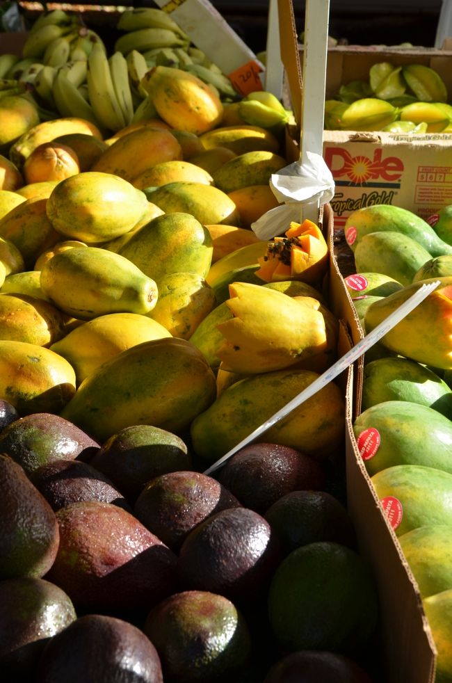 翌朝は土曜日、今や観光客にも大人気のダイヤモンドヘッド・ロード沿いの<br />「ＫＣＣファーマーズ・マーケット」へ・・