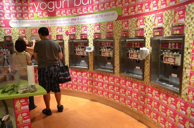 その後ワードの「ｍｅｎｃｈｉｅ‘ｓ」でフローズンヨーグルトを食べ・・・（マシンがずらりと・・・全て試食可）