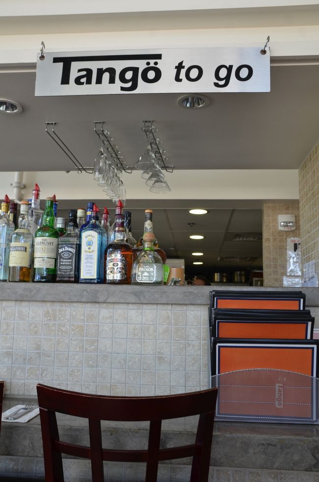 ランチは近くのタンゴ・コンテンポラリー・カフェへ