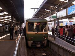 大仏から鎌倉へは江ノ電で１駅。記念に乗車してみました。