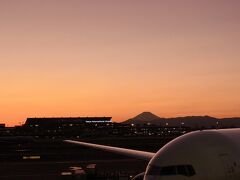 羽田からも富士山が美しく見えました。

夕焼けに富士山、国際線ターミナル、Ｂ７７７が並んでます。