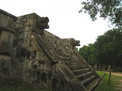 ククルカン神殿を堪能した後は、周囲の遺跡に足を向ける。

まずは金星の基壇。

そんなに大きくない基壇だが、小さい階段の上部にはククルカンの飾りがついている。
このククルカン、まだ歯が残っているのだが、どう見てもその歯が臼歯の様に見える。

蛇って歯があったっけ?　

私の蛇のイメージは牙なんだけど…。
