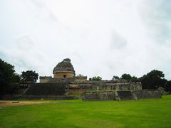 カラコル(カタツムリの意味)と呼ばれる建物で、星の動きの観察に使われていたらしい。

建物の上の屋根（帽子）部分が、本当にカタツムリみたいならせん状になっている。

この遺跡、女性的なフォルムだが、実は旧チチェン文明の物ではなく、新チチェン文明時代に建てられたもの。と書いてあった。

