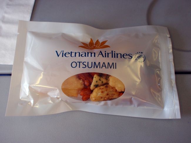 おつまみがまず配られて。