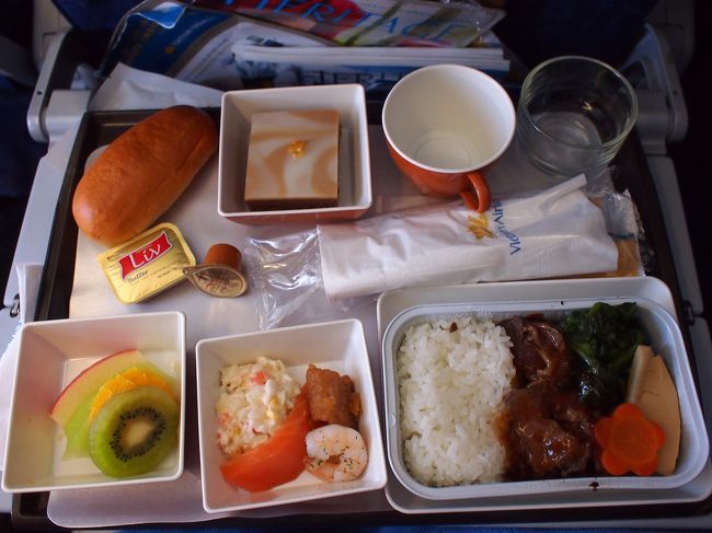 洋食の機内食。<br />味は可もなく不可もなくというところ。