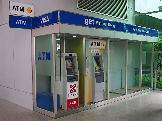 今回は　VISAのNEO　MONEY　を取得しましたので試してみる事に。<br />日本で事前にチャージをしておけば海外で現地通貨が24時間引き出せるとの事。<br />荷物預かり場所のすぐ横にATM発見、いざチャレンジ。<br />2,000,000VDNが最高引き出し額になります。<br />レートの記載がないので得かどうかはわかりませんが、簡単に両替可能なので非常に便利です。今回フエ、ホーチミンで大活躍でした。<br />NEO　MONEYのHP<br />http://www.neomoney.jp/travel/visa/ad/visa/<br />さあ、市内に出発です。<br />ぼられない安全なタクシー会社といわれるビナサンタクシーを見つけて空港から乗り込みます。