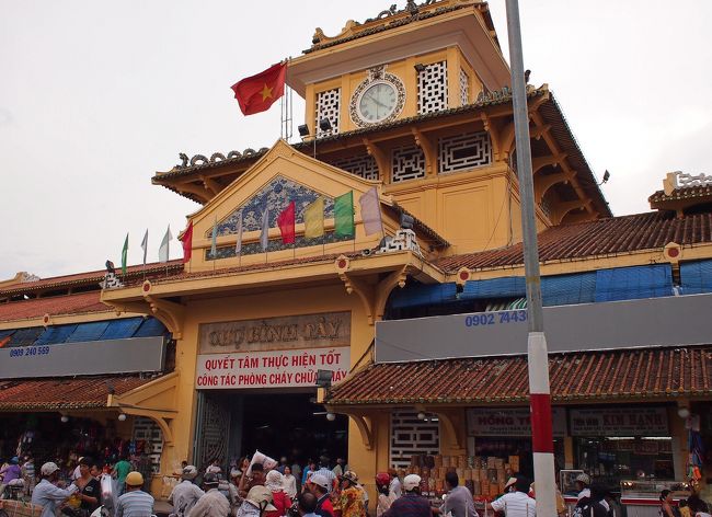 華僑の街、チョロンへ向かいます。<br />　<br />約40分ほどでビンタイ市場前に到着。<br />タクシー代173,200VDN(約700円）でした。<br />IPadの地図で途中の道のりを確認していましたが、まっすぐ市場に到着しました。<br />ただいま　15：50<br />道はバイクでいっぱい。<br />市場の中は歩くところがないくらい商品が溢れています。