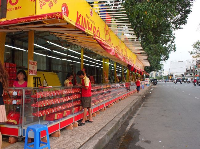 チャータム教会目指した歩きます。<br />道端の月餅を売っているお店。