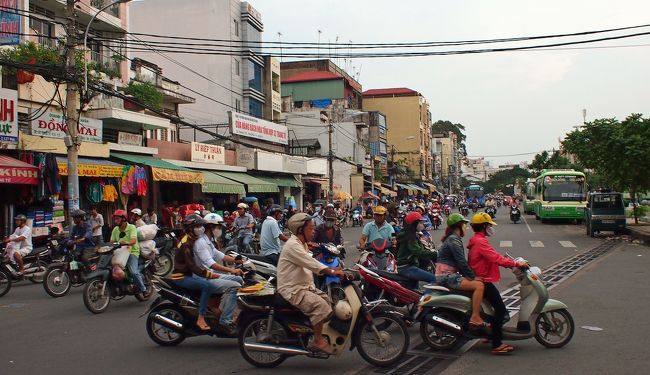 道路はバイクがいっぱい。<br />信号があまりなく、交差点で赤でも右折は可能なので道路を横断するのは大変。バイクが途切れることはないので、わたるしかない。ゆっくり歩くとバイクが避けてくれる感じ。とてもスリリングです。
