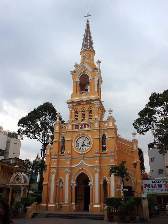 チャータム教会に到着。ひっそりとして人影はありません。<br />１９００年創建のカトリック教会。<br />１９６３年１１月、時の南ベトナム政権に対するクーデターの際、ゴ・ディン・ジェムが無条件降状をした場所との事。<br />ゴ・ディン・ジエムのウィキベディア<br />http://ja.wikipedia.org/wiki/%E3%82%B4%E3%83%BB%E3%83%87%E3%82%A3%E3%83%B3%E3%83%BB%E3%82%B8%E3%82%A8%E3%83%A0