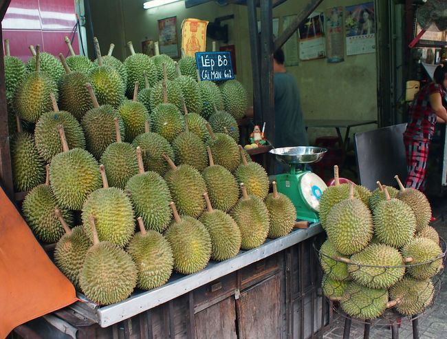 道端でドリアンを売ってます。<br />チャレンジしてみます。<br />おいしいそうな小ぶりのドリアンを選んでもらい。