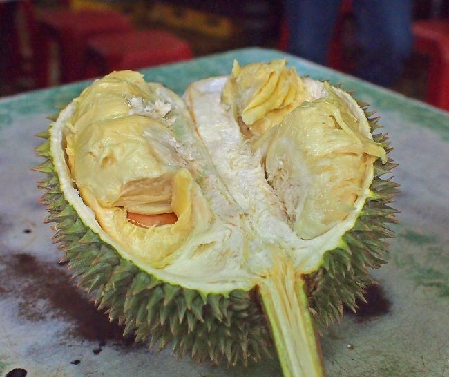 店内で、割ってもらい食べてみます。<br />臭いそんなにきつくありません。<br />まだ完熟していないのかも。<br />味は、非常に濃厚、甘みはあまりありません。