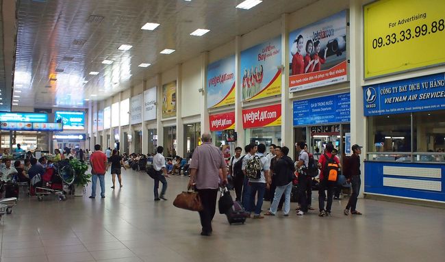 預けてあったトランクを受け取りにグランドフロアーに降り、トランクを受け取り、右側に進みます。国際線のビルの前を通り、ものの５分ぐらいで国内線ターミナルに到着です。<br />チェックインカウンターは１Fの一番奥。<br />ただいま18：00