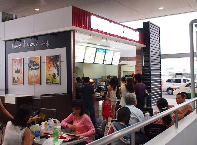 ただいま17：25。<br />時間があるので、国際線ターミナル１F（実際は２F）のバーガーキングで休憩。ターミナルビルの両端に２店あります。