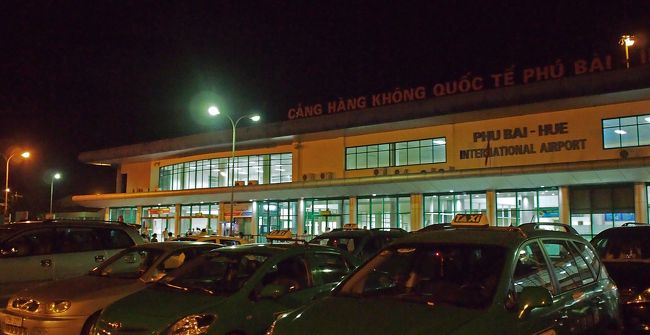 フエ、ポーバイ空港到着。<br />ただいま20：40<br />ツアーの車でホテルに向かいます。<br />途中フエの市内で飲み物を調達。