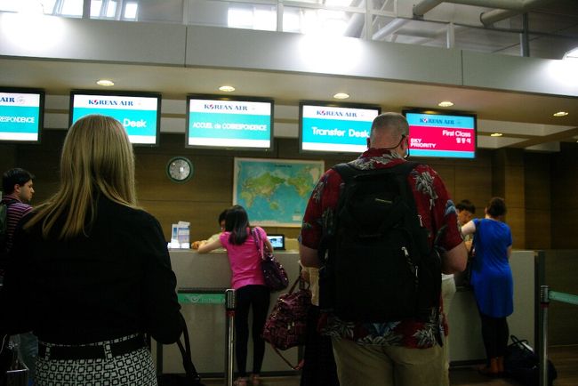 　乗り継ぎカウンターで仁川からウランバートル行きKE867便の搭乗券と引き替えです。すでに到着してから30分以上経過しています。疲れたあ〜(-_-)<br />　疲れのせいで，スカイチームゴールドメンバーなんだから右端の優先カウンターを利用出来ることも失念し，一般の列に並んでしまいました。まっ，良いか。