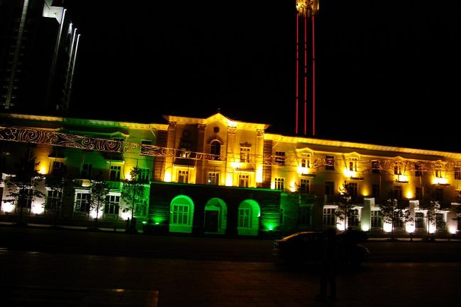 　スフバートル広場の西側にある市庁舎のライトアップです。う〜ん，緑って……。市庁舎の左手にある中央郵便局や手形交換所も不思議なライトアップがこの時間まで点灯しています。確かに日本人には？？かも。
