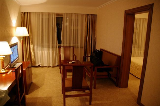 　０時半頃ホテルに到着しました。今夜のお宿は，日系の「フラワーホテル」です。スフバートル広場から５分ぐらいで着きました。日本人のツアー利用も多いらしく，翌朝の朝食会場では多くの日本人を見かけました。<br />　部屋はリビングとバスルームと寝室に分かれています。室内は清潔そうですが，リビングの中央の床が一部ぎしぎし鳴るので気になりました。