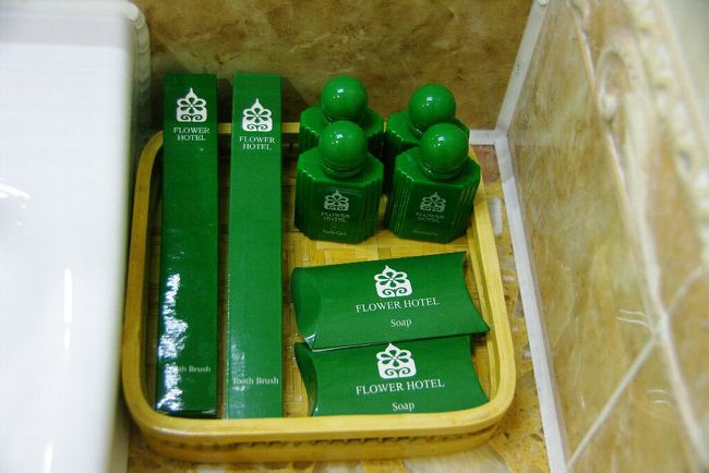 　アメニティはこんな感じです。シャンプー・バスジェル・石鹸・歯ブラシです。まあ十分でしょう。お風呂場のお湯の出も文句なしですが，ウランバートル市内は今夏の長雨の影響で市内を循環するお湯の配管が破損し，断水ならぬ断湯が続いている地域もあるそうです。ホテルによっては断湯の影響があるらしいですよ。<br />