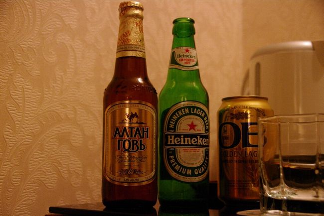 　冷蔵庫にはあまり冷えていないけどビールが数種類ありました。寅さんが見逃すはずがありません。左が”初めて”飲むモンゴルビールです。味はライト系ですね。