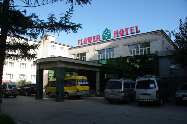 　ホテル１階のレストランで朝食を食べた後ホテル前に出てみました。これがホテルの前面です。左に見える建物が我々の部屋がある西棟で，右手にはレストランなどがある東棟が建っています。