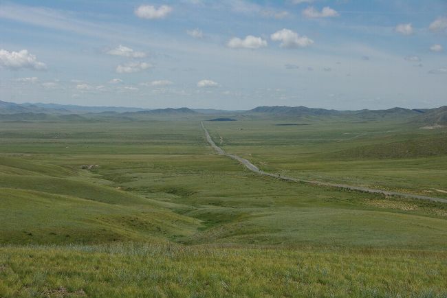 　お弁当は日本的ですが，食べている場所が雄大なモンゴルの平原ですから，大満足。<br />　前方へ続く道路が見えますか？これから進む方向です。目的地は見えません。あっ，それからエギさんが『女性の方々は，４〜５分行ったところにおトイレ出来る場所がありますから』と説明しましたが，実は，この道路沿いの左右に小高い盛り土がされている場所が女子トイレがわりでした。つまり，公衆トイレなんてないのです。草原の旅は女子を逞しくする！！