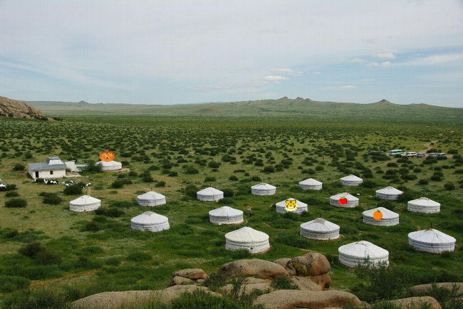 　後背の岩山に登ってみました。全景がよく見えます。<br />　寅さんマークのゲルが我々，リンゴマークが女子，みかんマークが男子，そして，左上のプレッツェルマークのゲルが食堂で，その左の普通の建物がトイレシャワー棟です。