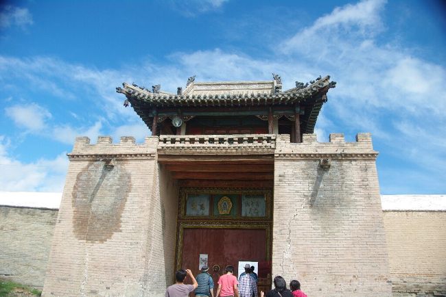 　一行１６名のツアーは，午後０時半過ぎにハラホリンに到着しました。<br />　ここはモンゴル帝国の首都が置かれた場所であり，このエルデニ・ゾーは世界遺産「オルホン渓谷の文化的遺産」の中核的施設とのことです。<br /><br />　