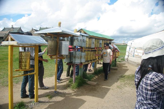 　マニ車…ですね。やはりチベットだ。仏教徒としては，一回しで経典を1回読んだことになる有り難いマニ車ですから回しますm(_ _)m