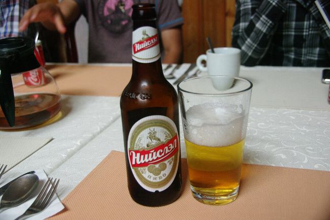 　ランチのお飲み物はソフトドリンク系を注文する方が多い中，寅さんにお付き合いしてビールにしました。このモンゴルビールは初めてですが，やはりライト系ですね。