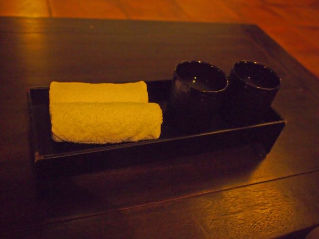 ウエルカムサービスでおしぼりとジュースのサービス。<br />早々に部屋にチャックインして遅い夕食へ。
